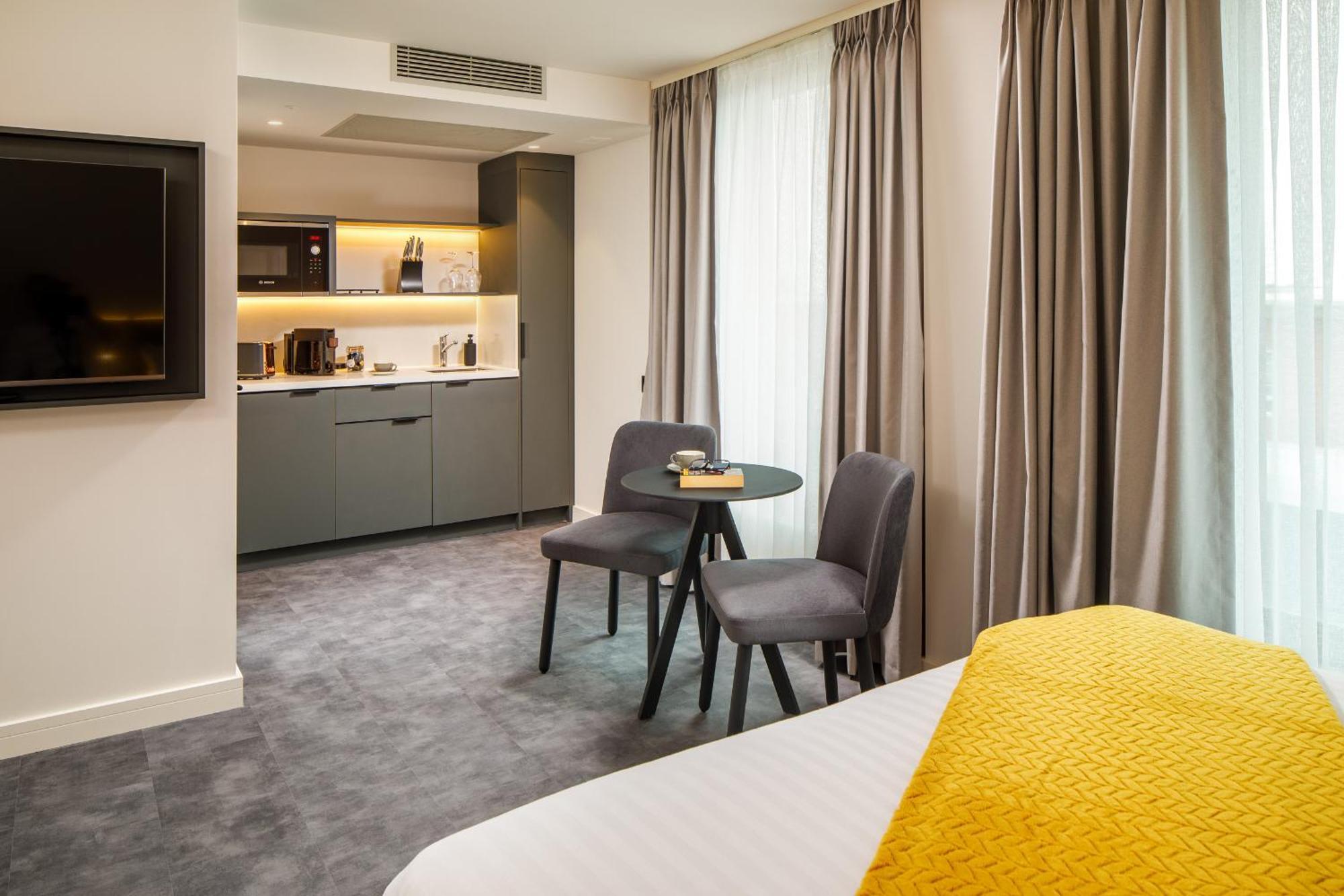 Southgate London 4*